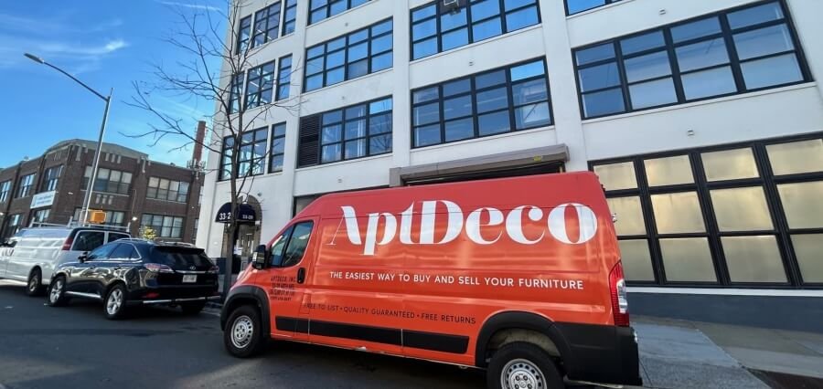 Read more about the article Revolutionizing Furniture Resale: How AptDeco Makes Thrifting Easier for Consumers and Retailers Alike